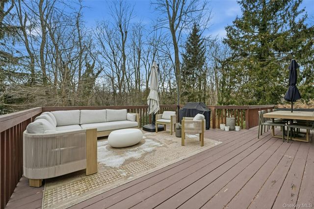 10 Woodhull Road, East Setauket, NY 11733