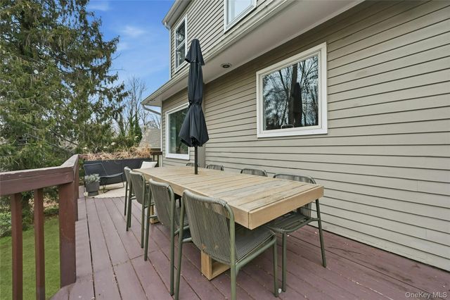 10 Woodhull Road, East Setauket, NY 11733