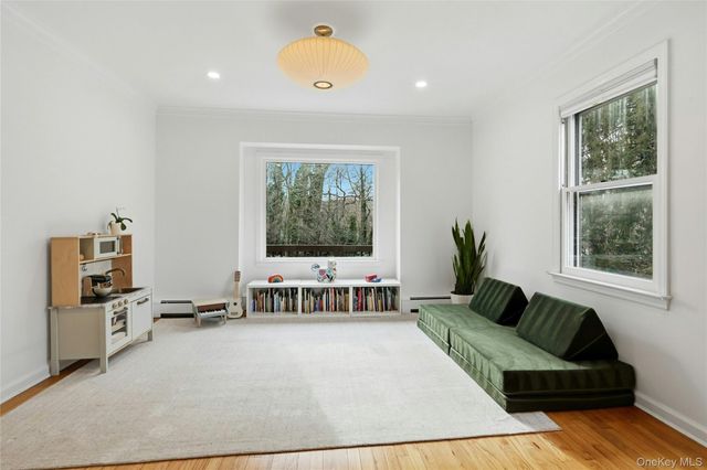 10 Woodhull Road, East Setauket, NY 11733