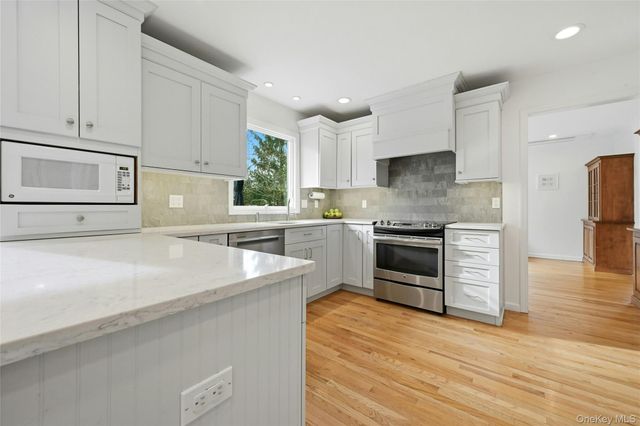 10 Woodhull Road, East Setauket, NY 11733