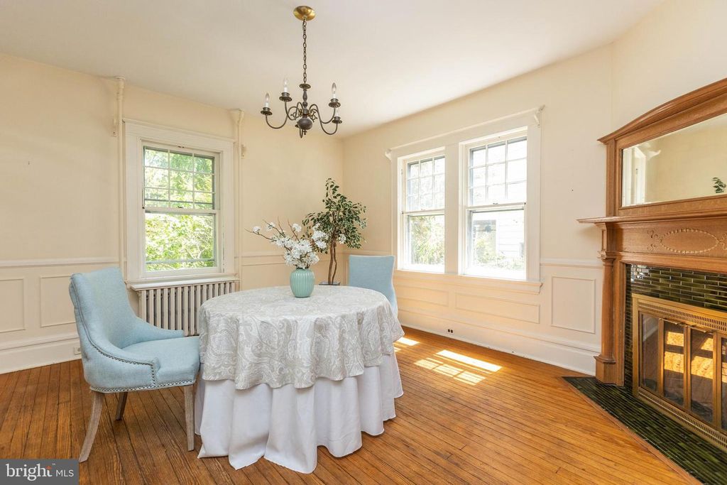 Image 11 of property listing at 201 HAWTHORNE RD, Baltimore, MD 21210