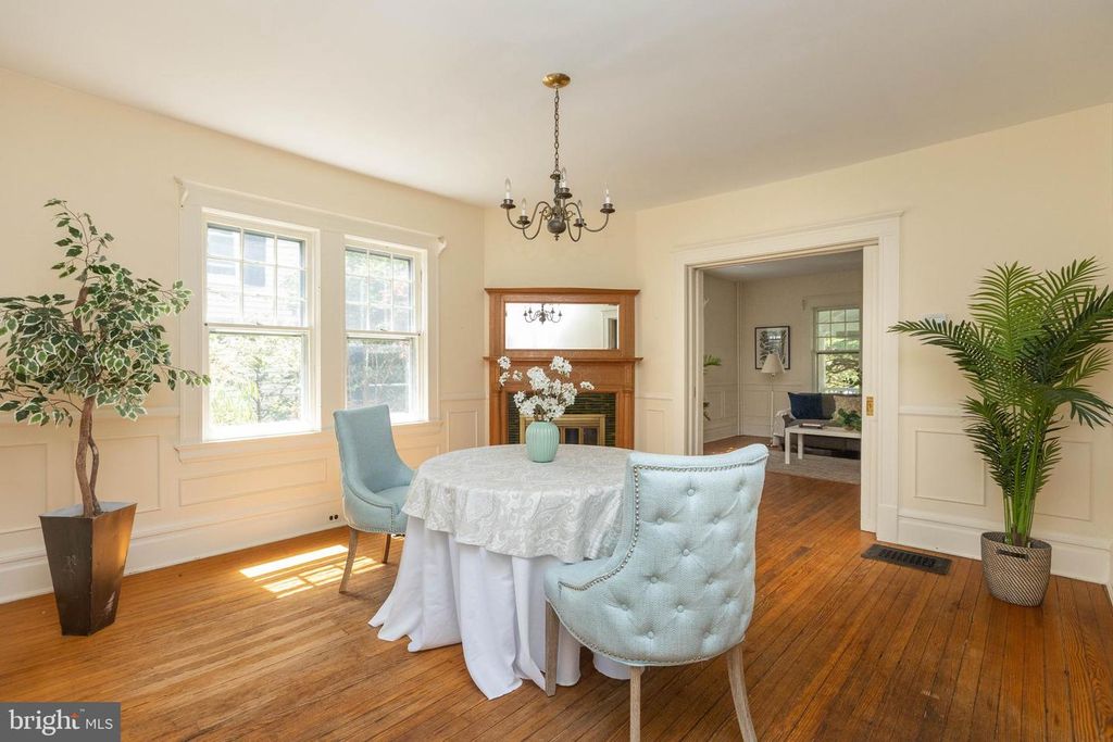 Image 12 of property listing at 201 HAWTHORNE RD, Baltimore, MD 21210