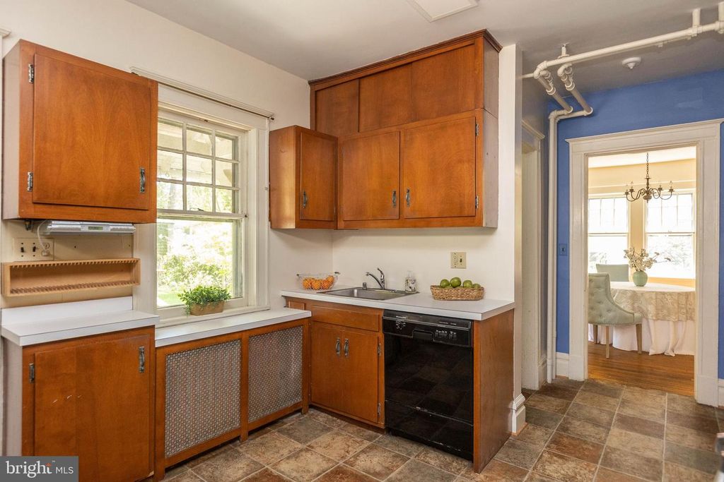 Image 13 of property listing at 201 HAWTHORNE RD, Baltimore, MD 21210