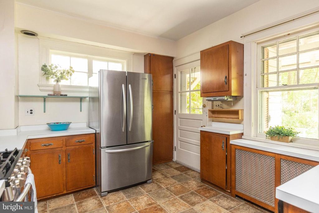 Image 14 of property listing at 201 HAWTHORNE RD, Baltimore, MD 21210