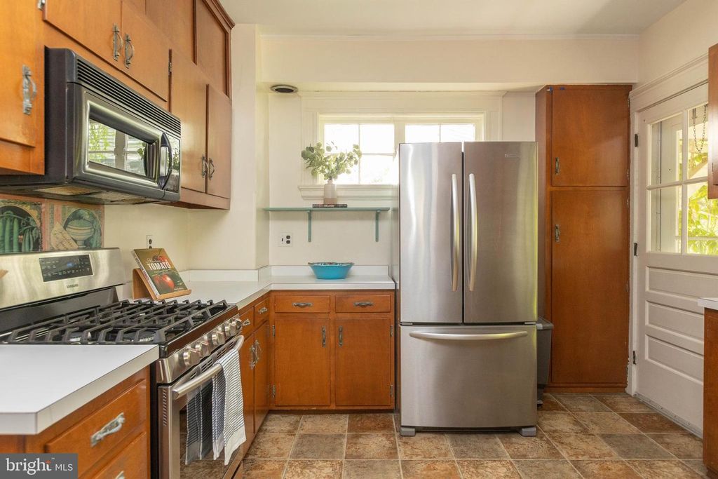 Image 15 of property listing at 201 HAWTHORNE RD, Baltimore, MD 21210