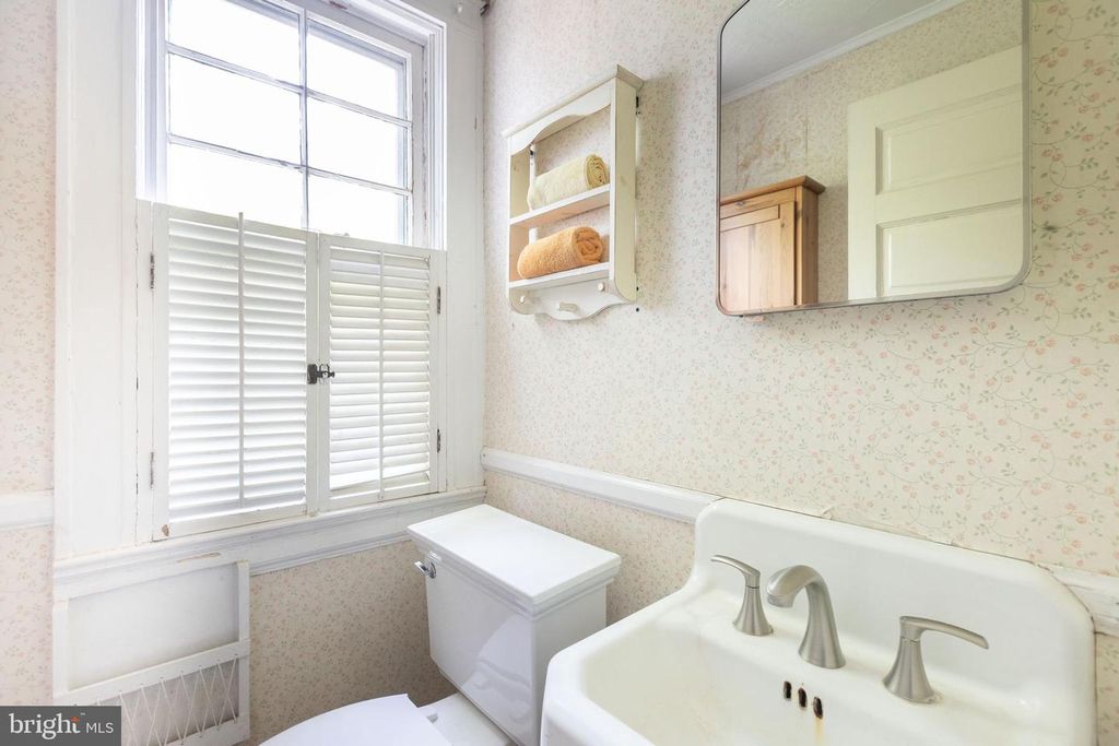 Image 18 of property listing at 201 HAWTHORNE RD, Baltimore, MD 21210