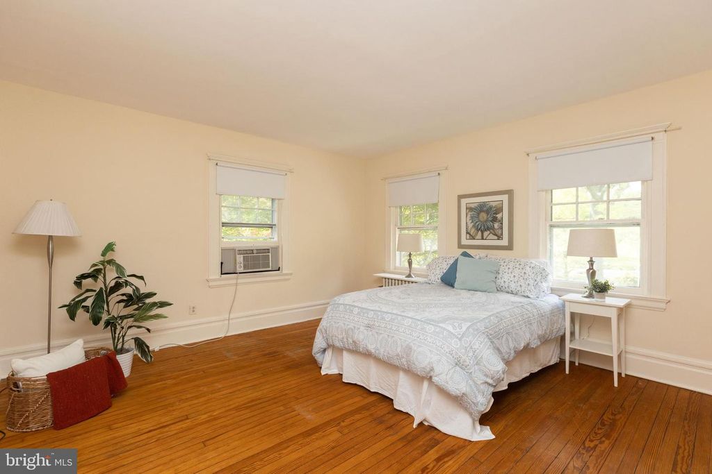 Image 20 of property listing at 201 HAWTHORNE RD, Baltimore, MD 21210