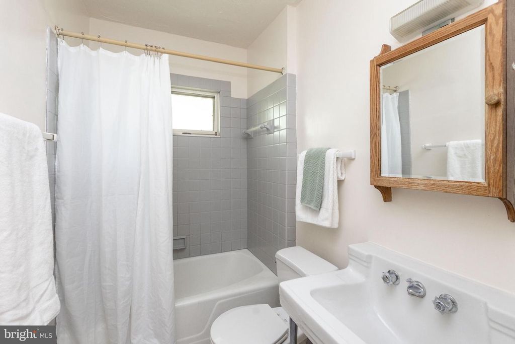 Image 29 of property listing at 201 HAWTHORNE RD, Baltimore, MD 21210