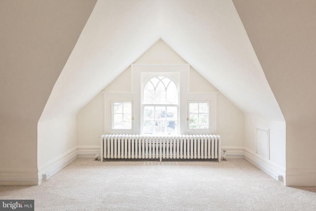 Image 31 of property listing at 201 HAWTHORNE RD, Baltimore, MD 21210