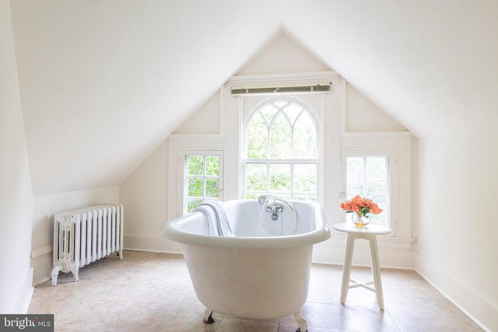 Image 34 of property listing at 201 HAWTHORNE RD, Baltimore, MD 21210