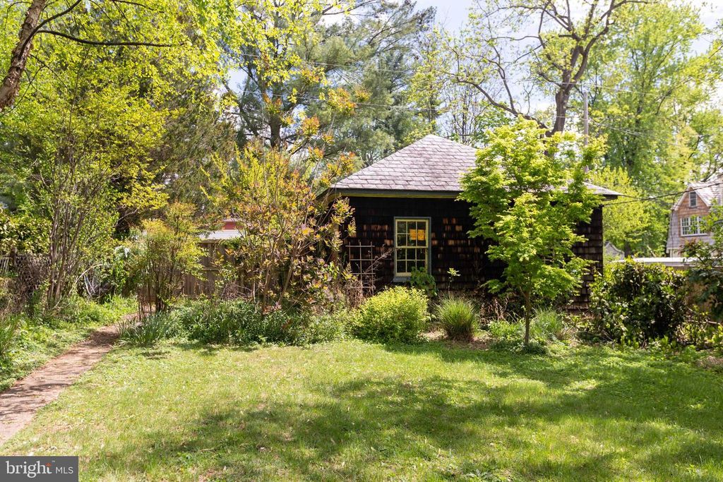 Image 39 of property listing at 201 HAWTHORNE RD, Baltimore, MD 21210