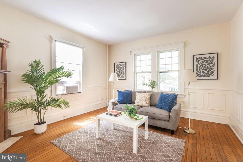 Image 4 of property listing at 201 HAWTHORNE RD, Baltimore, MD 21210