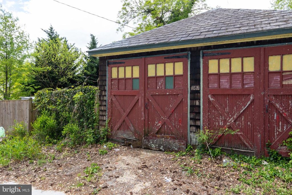 Image 40 of property listing at 201 HAWTHORNE RD, Baltimore, MD 21210