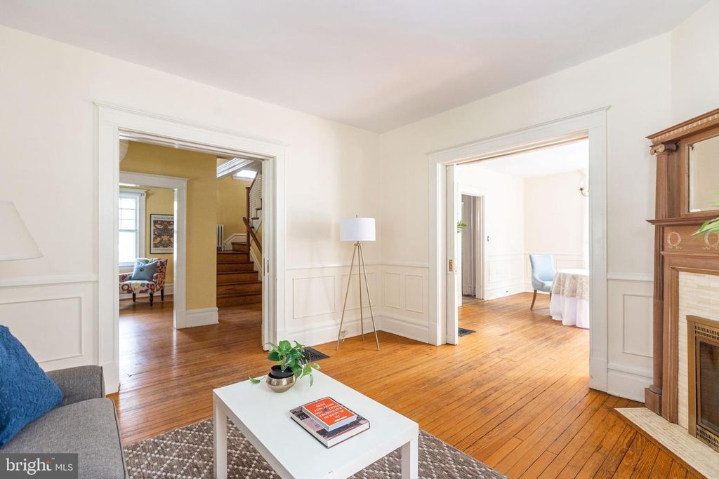 Image 5 of property listing at 201 HAWTHORNE RD, Baltimore, MD 21210