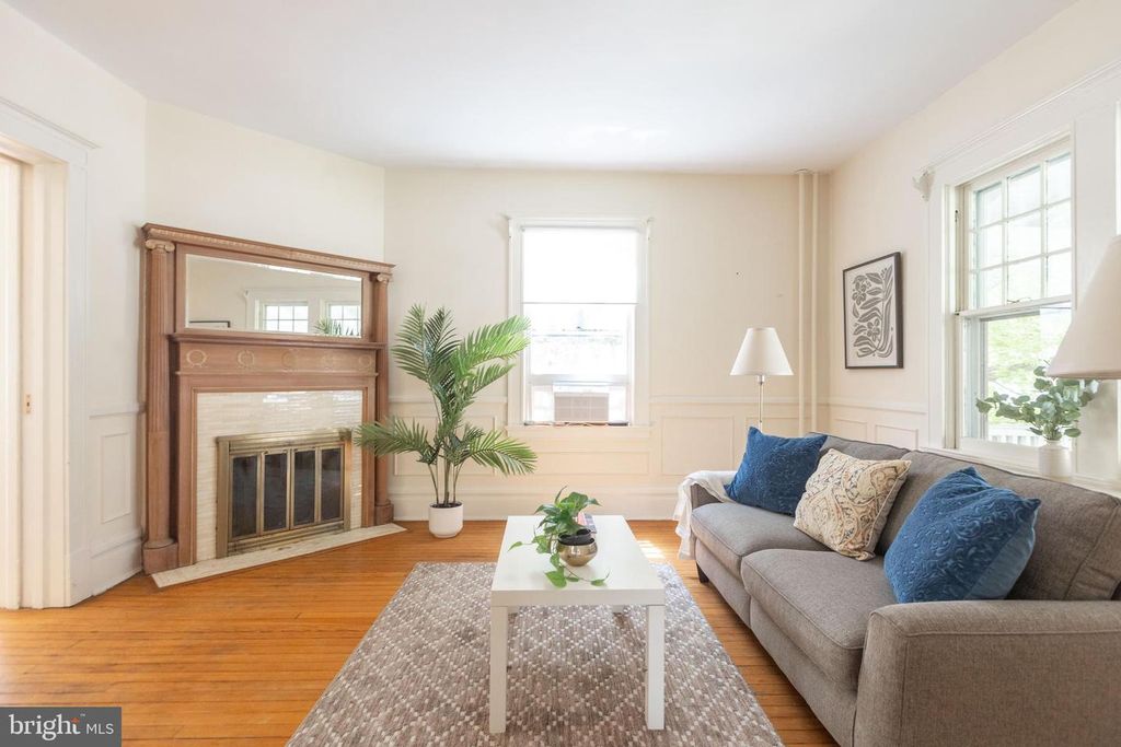 Image 6 of property listing at 201 HAWTHORNE RD, Baltimore, MD 21210