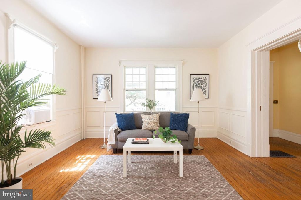 Image 7 of property listing at 201 HAWTHORNE RD, Baltimore, MD 21210