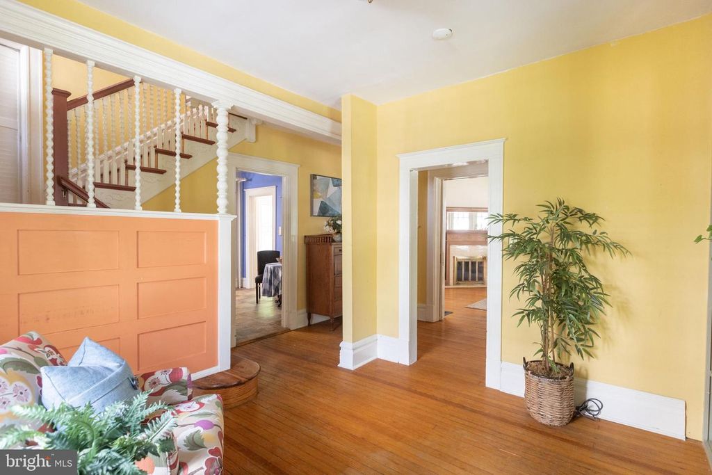 Image 9 of property listing at 201 HAWTHORNE RD, Baltimore, MD 21210