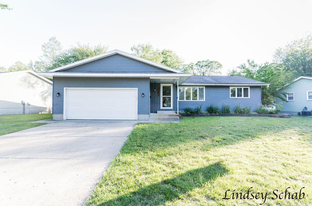 3243 Royal Oak Road, Roosevelt Park City, MI 49441