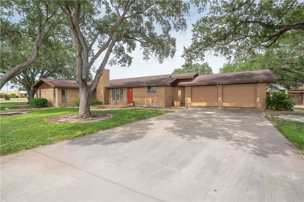 803 Thiel St, Orange Grove, TX 78372