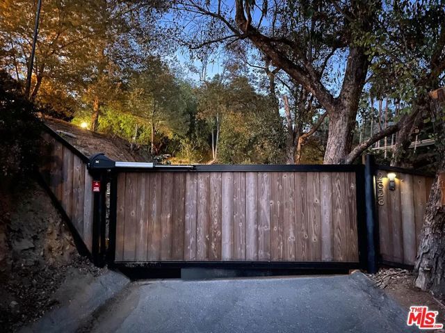 2828 Laurel Canyon Place, Los Angeles, CA 90046
