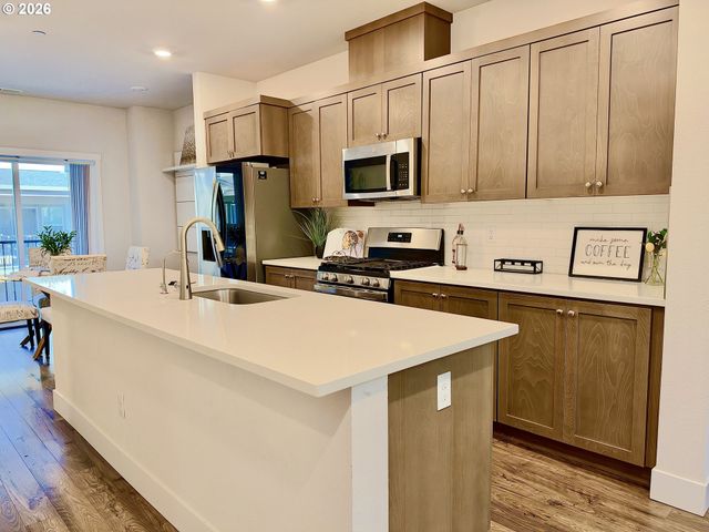 15942 Nw HOSMER Ln, Portland, OR 97229