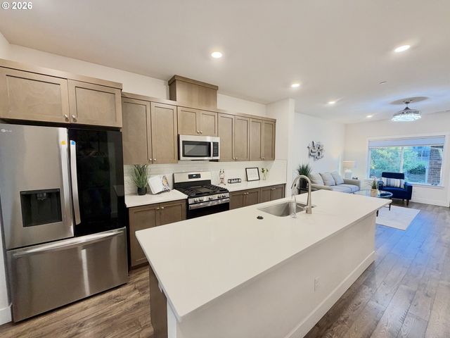 15942 Nw HOSMER Ln, Portland, OR 97229