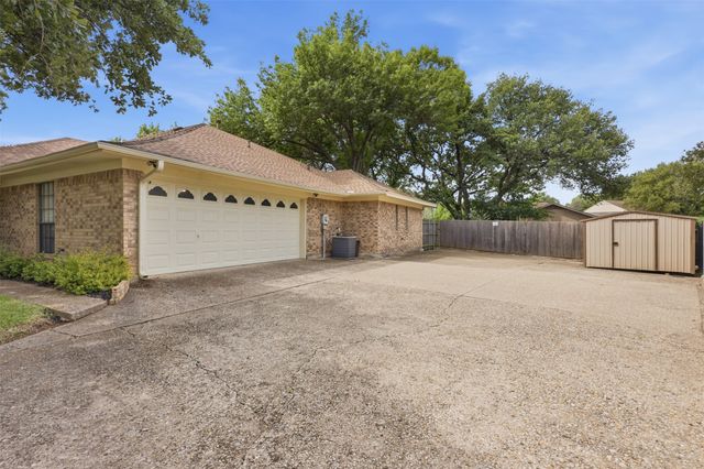 1902 Red Cypress Court, Arlington, TX 76012