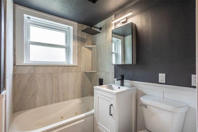 4000 University Avenue 7, Des Moines, IA 50311