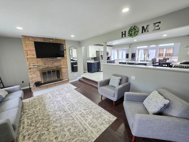 2301 Greenbriar Lane, Lindenhurst, IL 60046