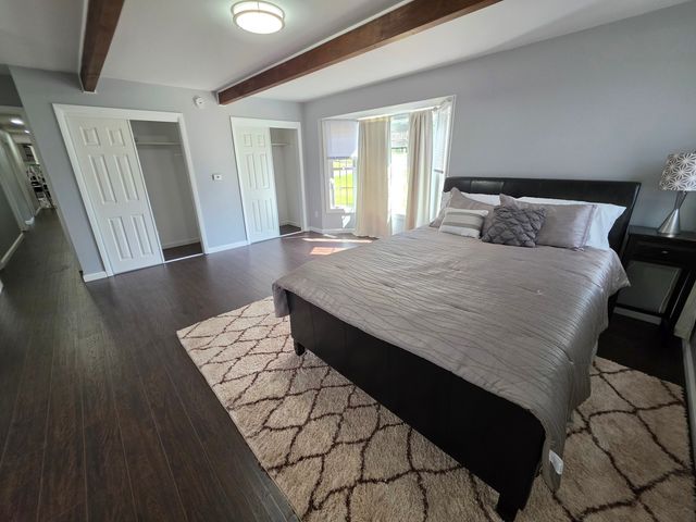 2301 Greenbriar Lane, Lindenhurst, IL 60046