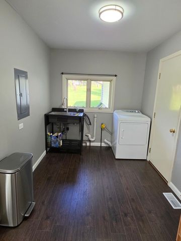 2301 Greenbriar Lane, Lindenhurst, IL 60046