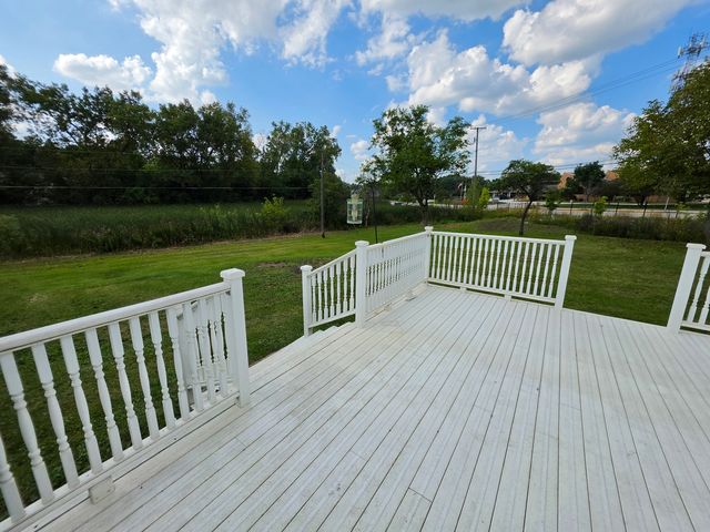 2301 Greenbriar Lane, Lindenhurst, IL 60046