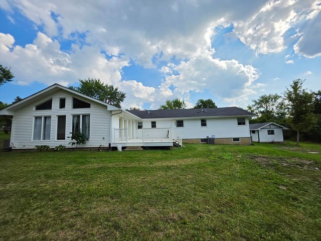 2301 Greenbriar Lane, Lindenhurst, IL 60046