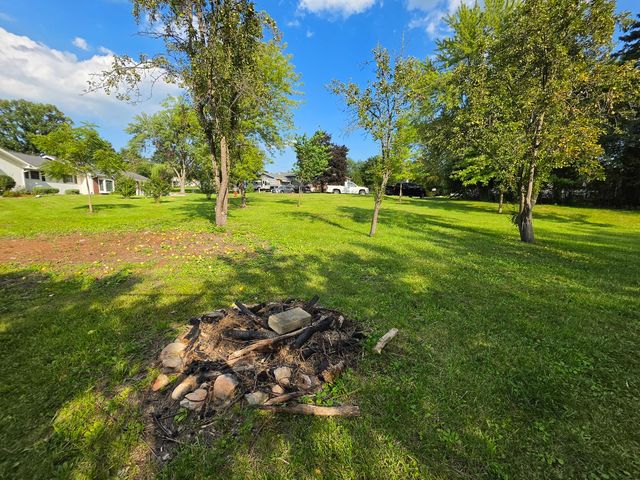 2301 Greenbriar Lane, Lindenhurst, IL 60046