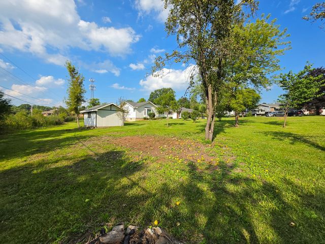 2301 Greenbriar Lane, Lindenhurst, IL 60046
