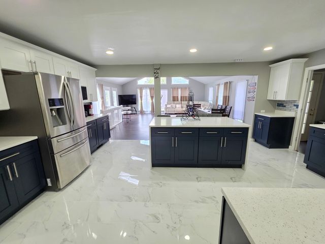 2301 Greenbriar Lane, Lindenhurst, IL 60046