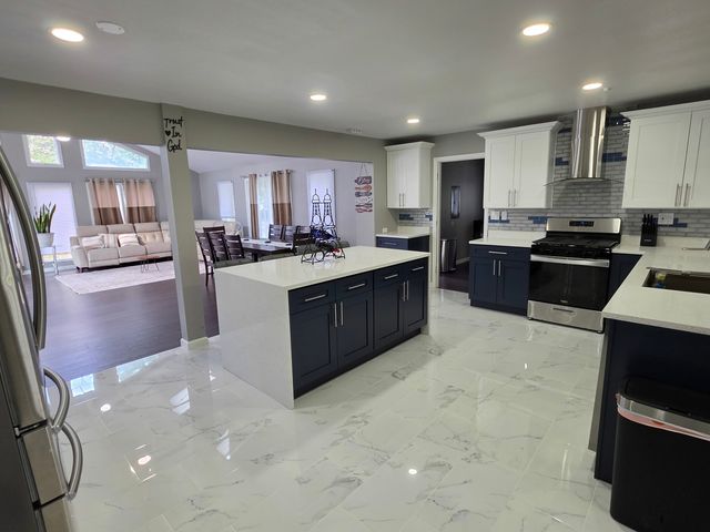 2301 Greenbriar Lane, Lindenhurst, IL 60046