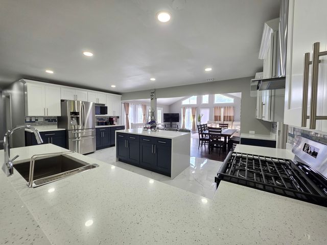 2301 Greenbriar Lane, Lindenhurst, IL 60046