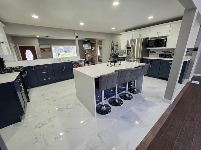 2301 Greenbriar Lane, Lindenhurst, IL 60046