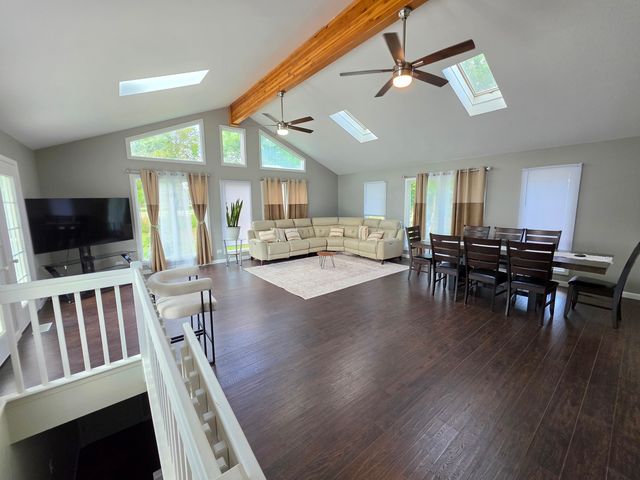2301 Greenbriar Lane, Lindenhurst, IL 60046