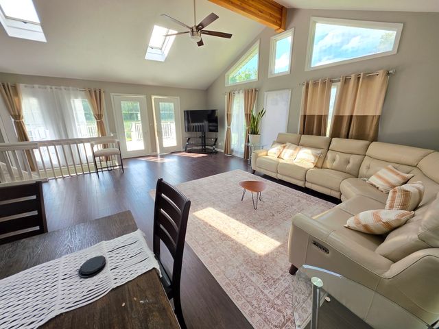 2301 Greenbriar Lane, Lindenhurst, IL 60046