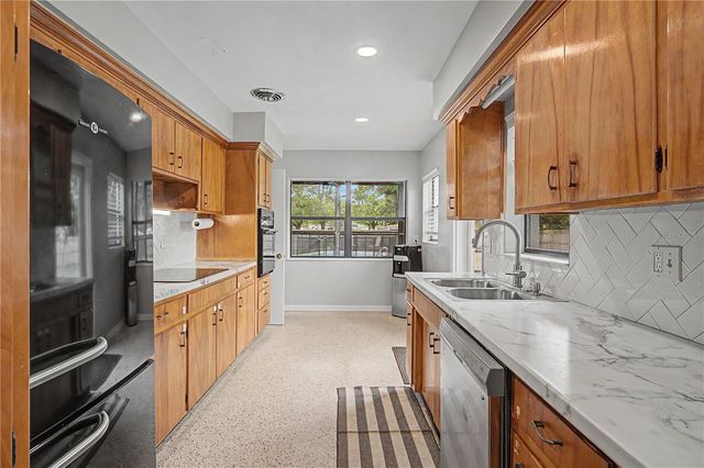 10246 N VALLE DRIVE, Tampa, FL 33612