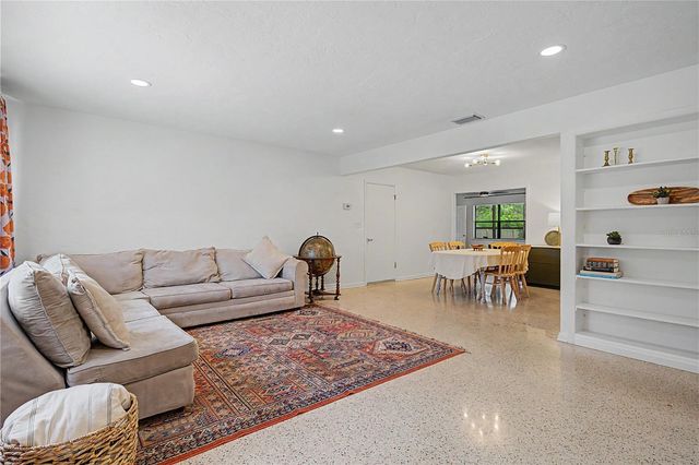 10246 N VALLE DRIVE, Tampa, FL 33612