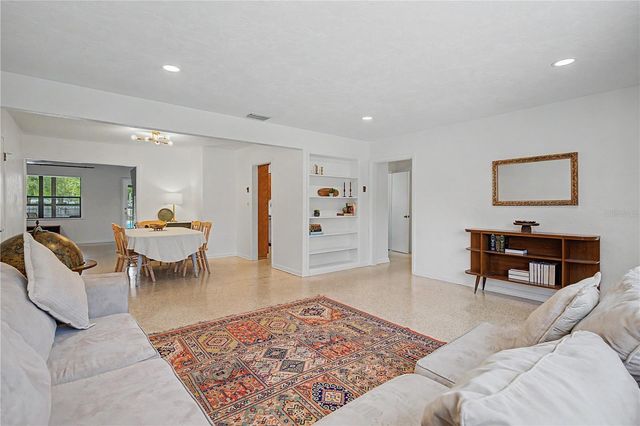 10246 N VALLE DRIVE, Tampa, FL 33612