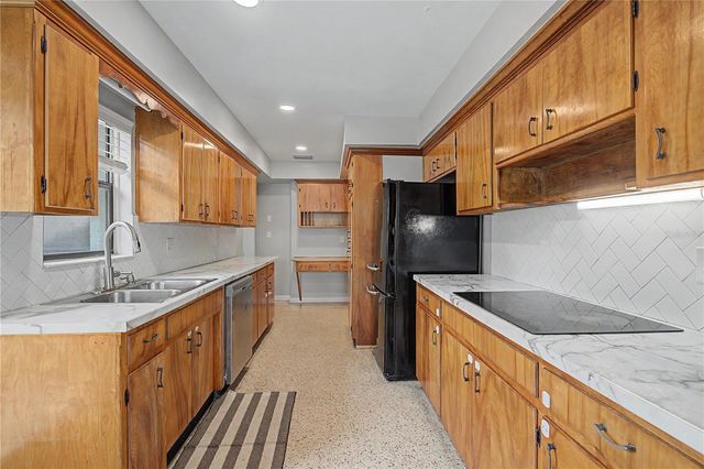10246 N VALLE DRIVE, Tampa, FL 33612