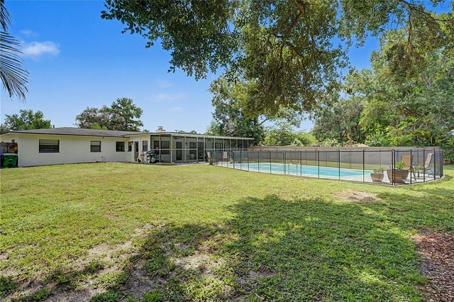 10246 N VALLE DRIVE, Tampa, FL 33612