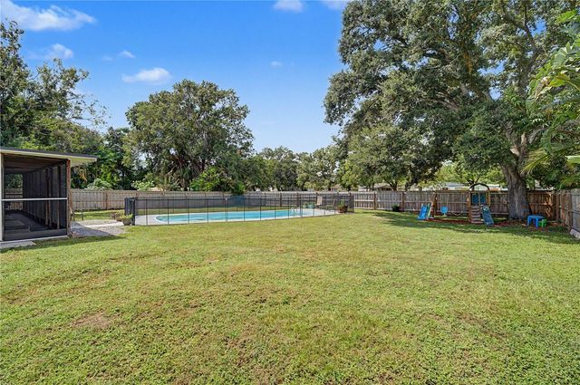 10246 N VALLE DRIVE, Tampa, FL 33612