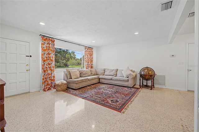 10246 N VALLE DRIVE, Tampa, FL 33612