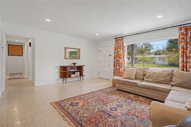 10246 N VALLE DRIVE, Tampa, FL 33612