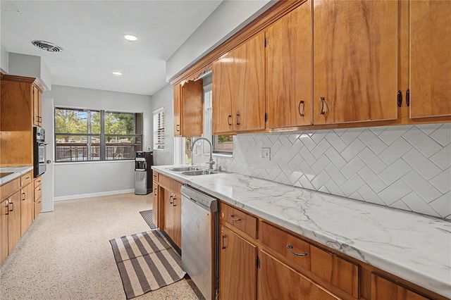 10246 N VALLE DRIVE, Tampa, FL 33612